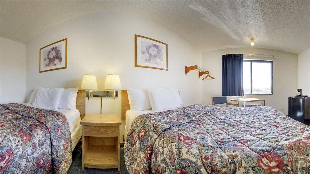Super 8 By Wyndham Ks Motel