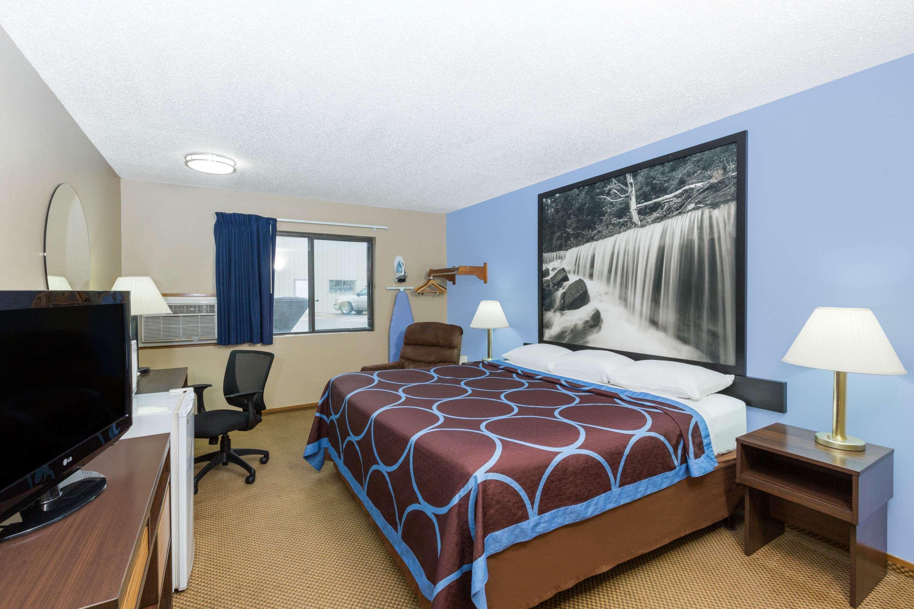 Super 8 By Wyndham Ks Motel 2*