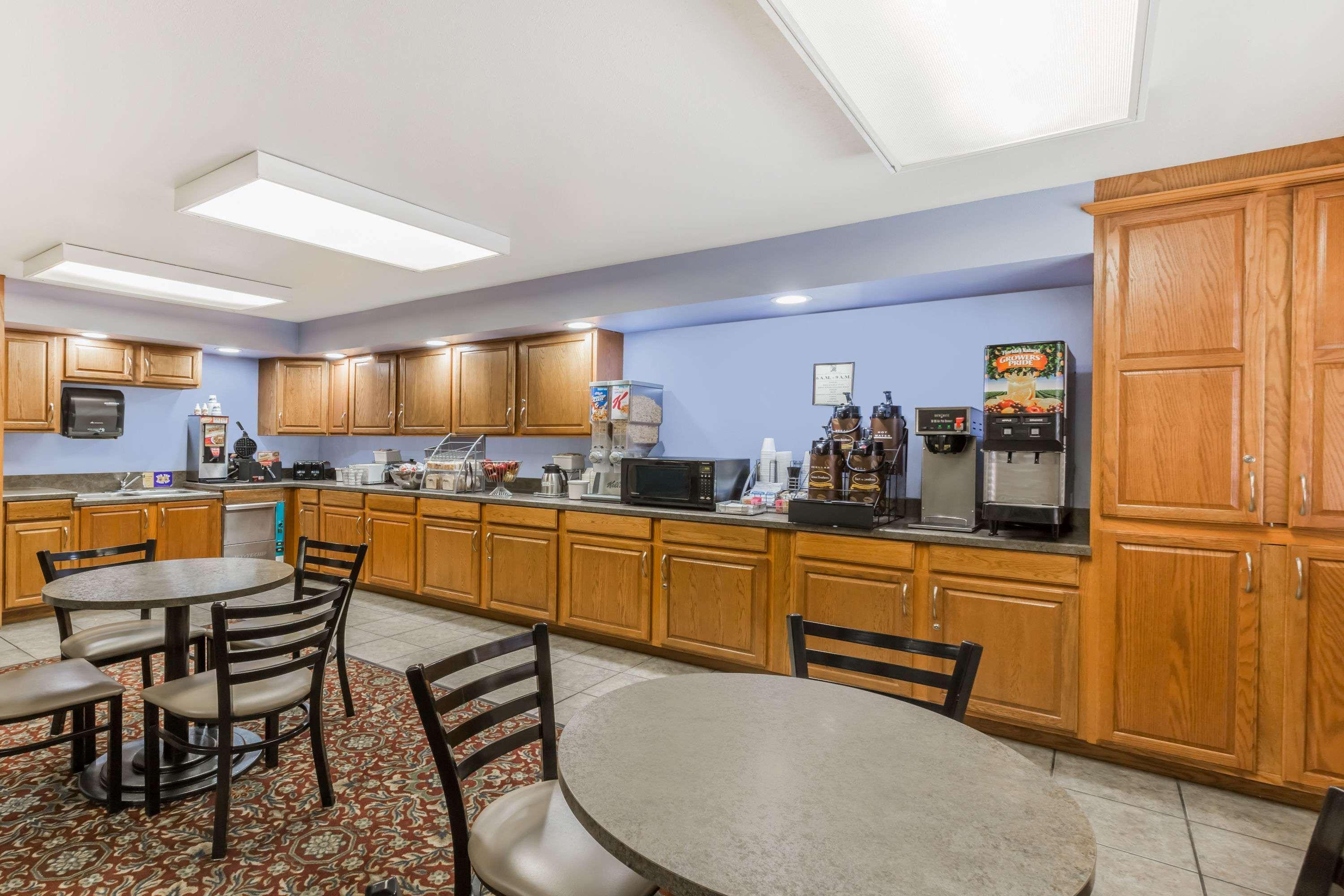 Super 8 By Wyndham Ks Motel 2*