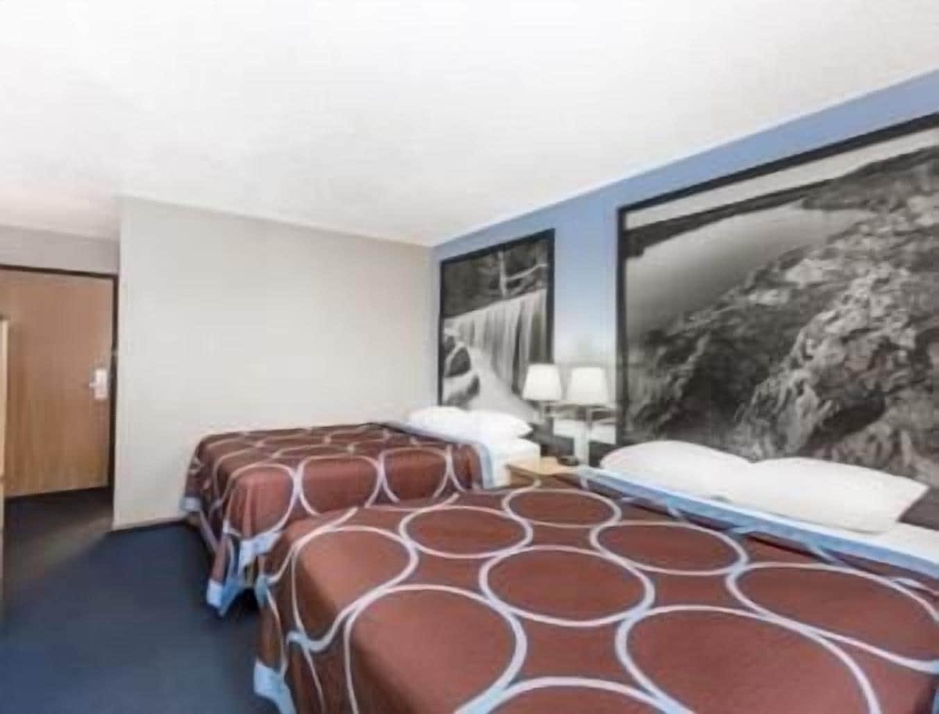 Super 8 By Wyndham Ks Manhattan