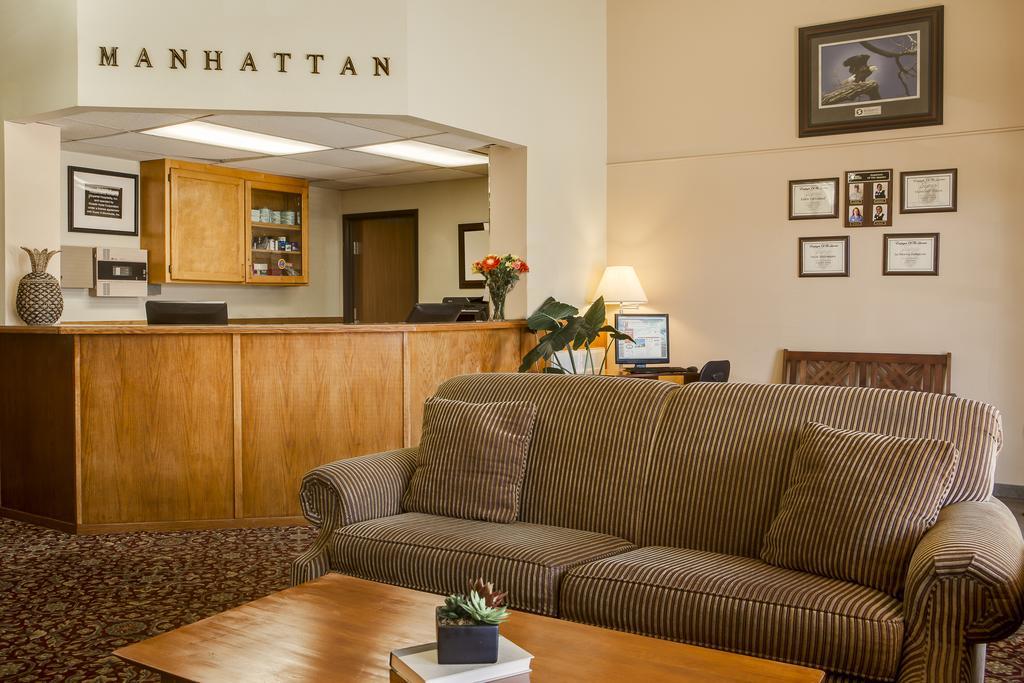 Super 8 By Wyndham Ks Manhattan