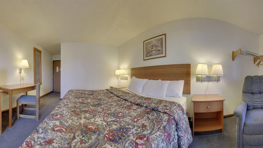 Super 8 By Wyndham Ks