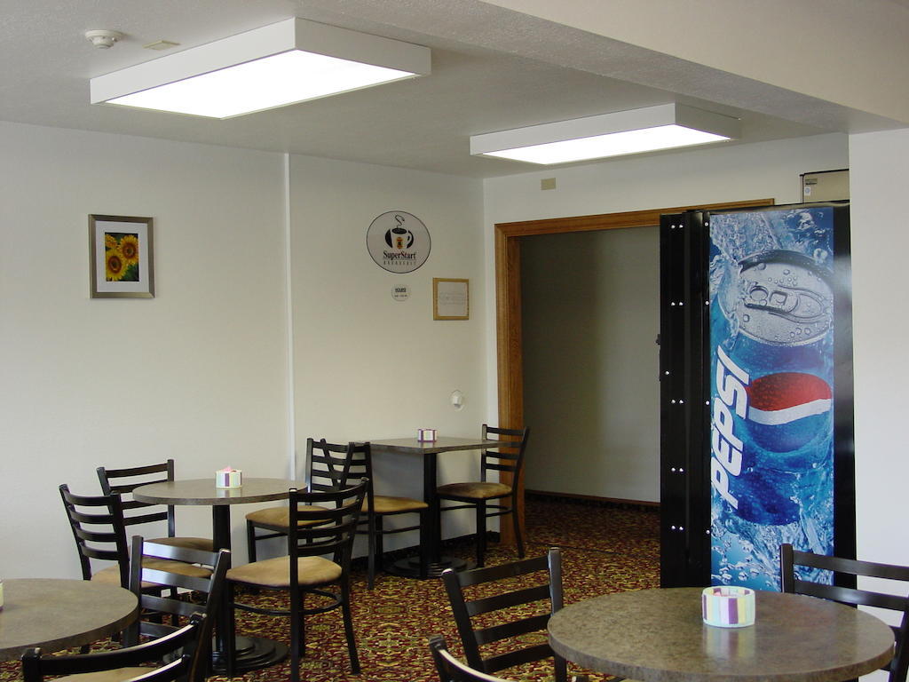 Super 8 By Wyndham Ks Manhattan