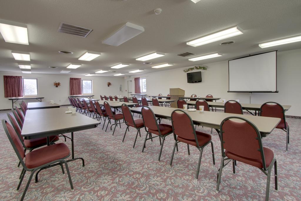 Super 8 By Wyndham Ks Manhattan