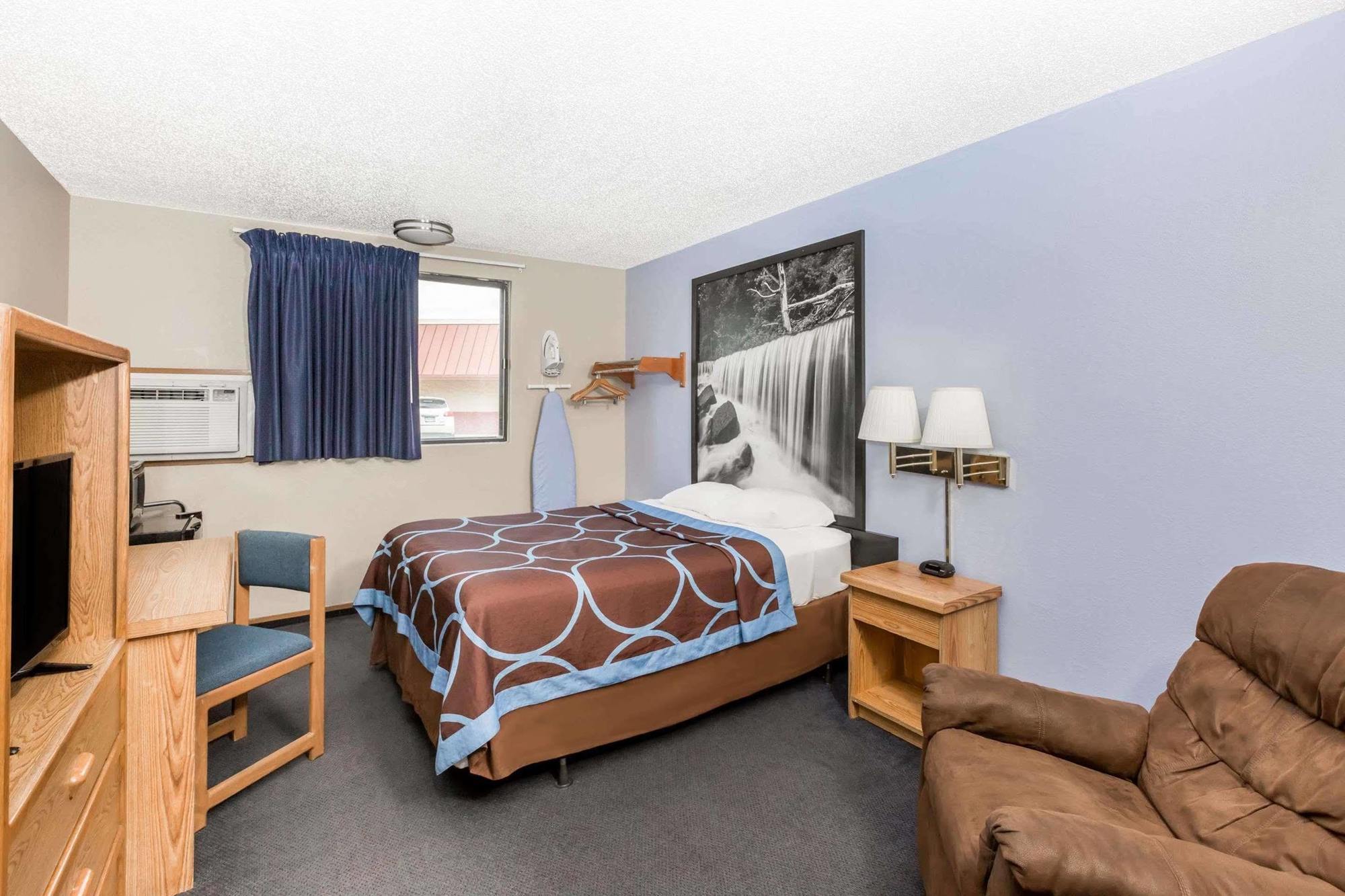 Super 8 By Wyndham Ks Motel